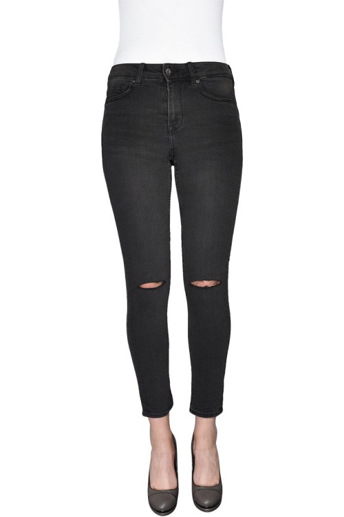 h&amp;m-czarne-spodnie-z-dziurami-na-kolanach-modelka-przod.jpg