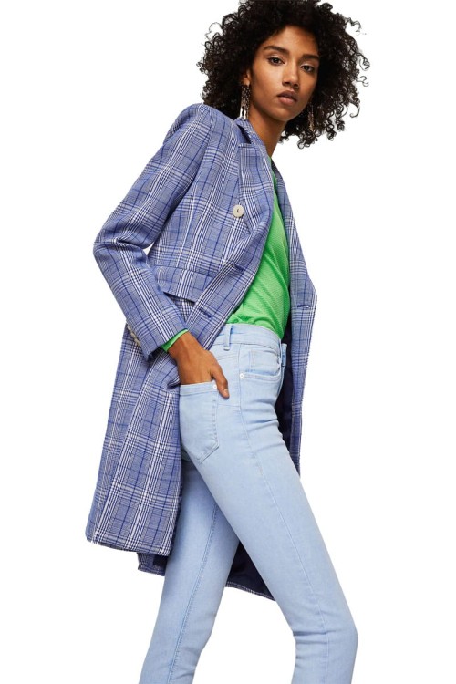 mango-spodnie-noa-jasny-jeans-modelka-bok.jpg