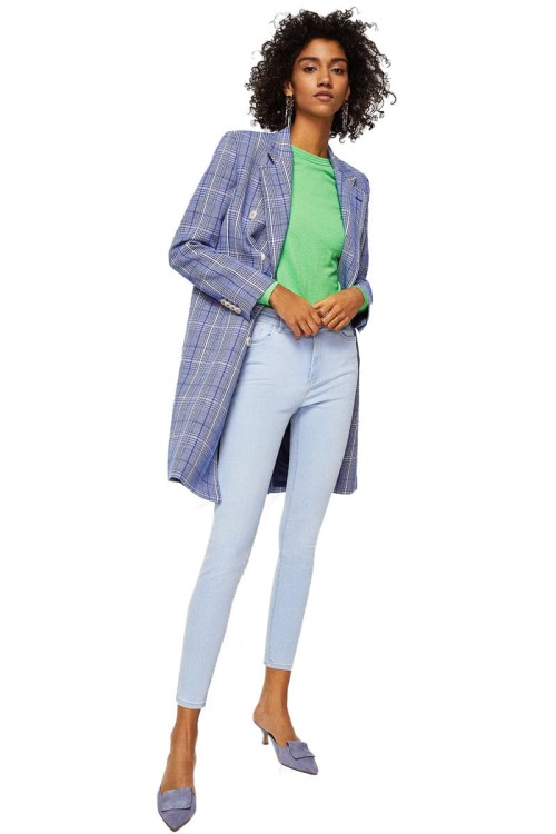 mango-spodnie-noa-jasny-jeans-modelka-przod.jpg