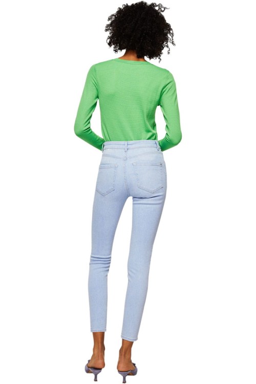 mango-spodnie-noa-jasny-jeans-modelka-tyl.jpg