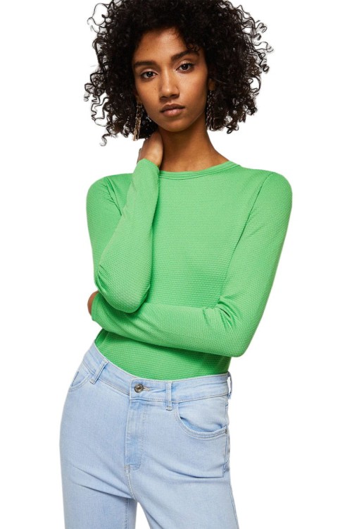 mango-spodnie-noa-jasny-jeans-modelka-zblizenie-przod.jpg