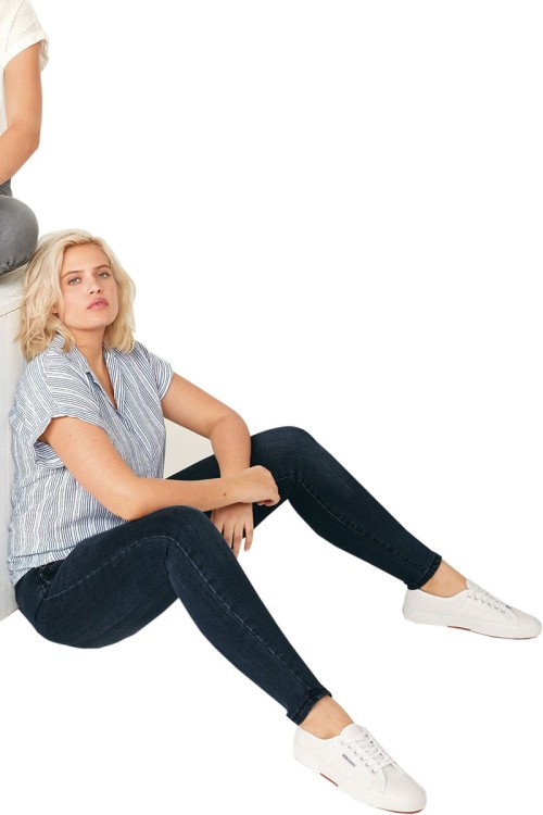next-ciemny-jeans-spodnie-jeansy-mid-rise-modelka-siedzaca.jpg
