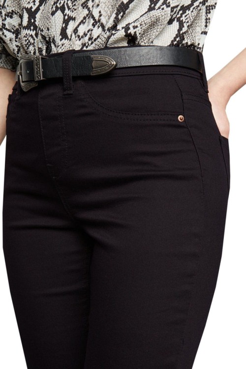 new-look-czarne-skinny-na-gumce-modelka-zblizenie.jpg