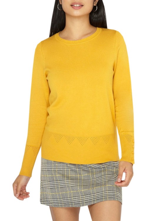 dorothy-perkins-miodowy-sweter-z-guzikami-na-rekawach-modelka-przod.jpg