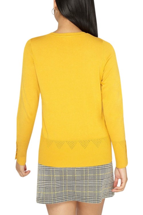 dorothy-perkins-miodowy-sweter-z-guzikami-na-rekawach-modelka-tyl.jpg