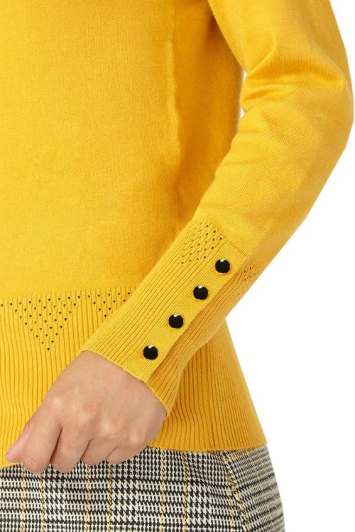 dorothy-perkins-miodowy-sweter-z-guzikami-na-rekawach-modelka-zblizenie2.jpg