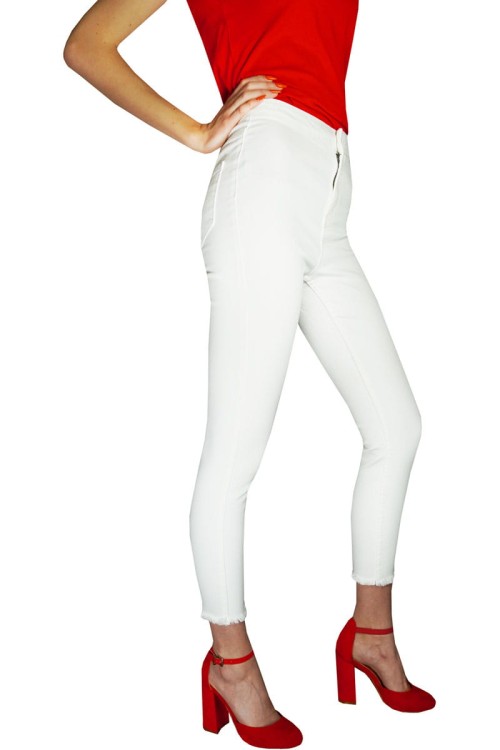 new-look-skinny-spodnie-jenasy-biale-postrzepione-nogawki-modelka-bok1.jpg