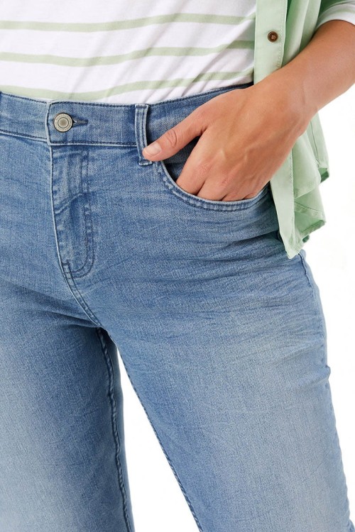 m&amp;s-jeansy-spodnie-jasny-sprany-jeans-modelka-zblizenie.jpg