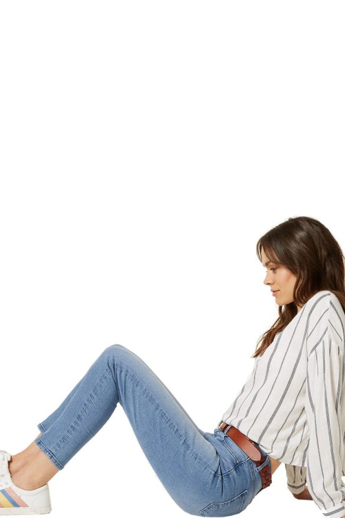 m&amp;s-jeansy-spodnie-jasny-sprany-jeans-modelka-siedzaca2.jpg