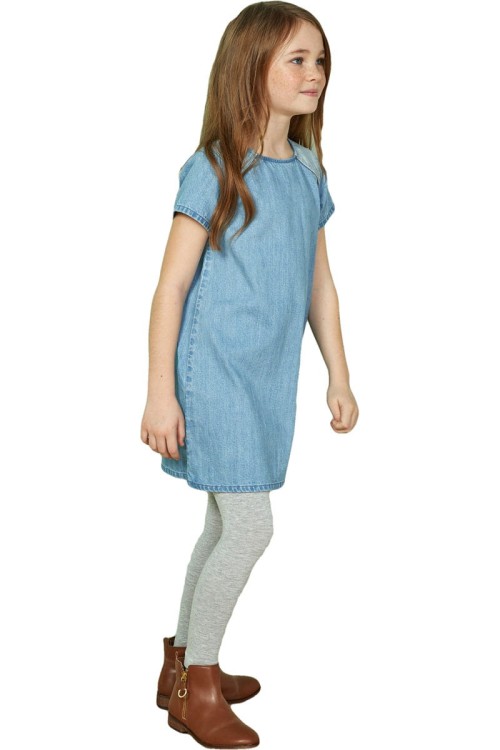 next-jeansowa-prosta-sukienka-dziewczeca-modelka-bok.jpg