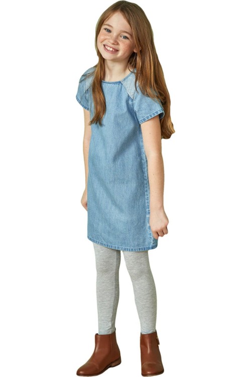 next-jeansowa-prosta-sukienka-dziewczeca-modelka-przod.jpg