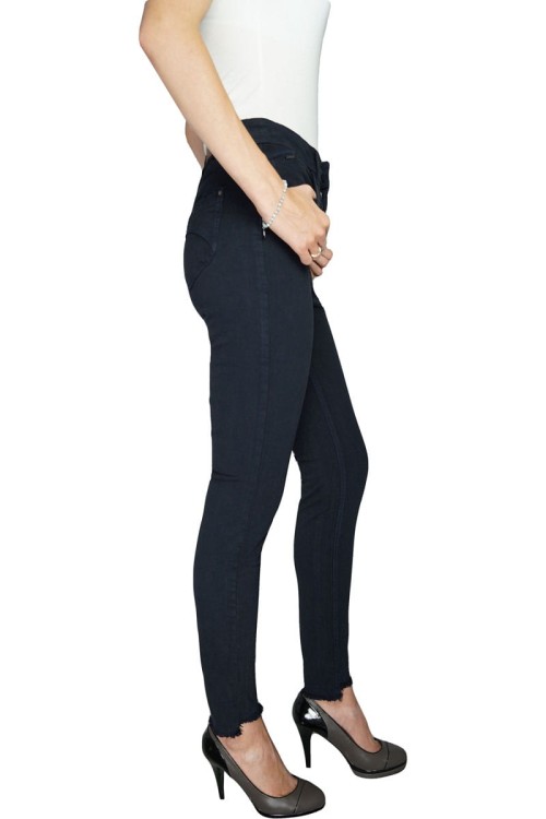 c&amp;a-granatowe-bawelniane-spodnie-jeansy-modelka-bok.jpg