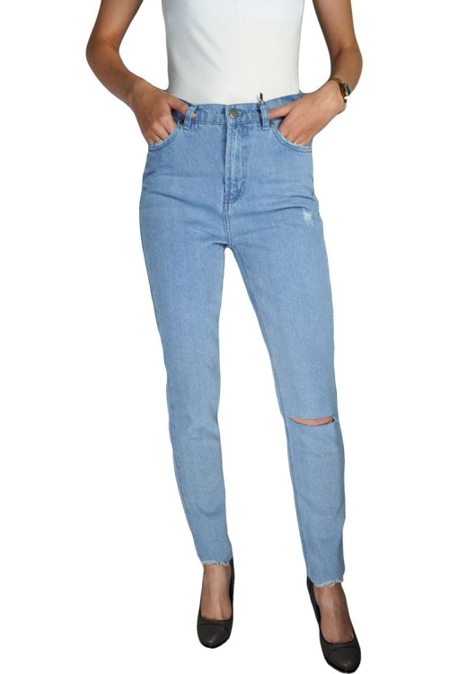 pretty-little-thing--jeansy-z-pojedyczna-dziura-na-kolanie-jeansowe-postrzepione-modelka-przod2.jpg