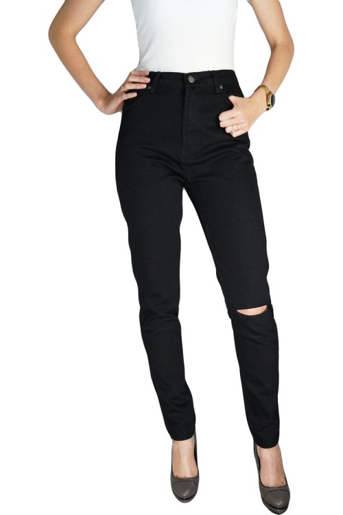 pretty-little-thing-czarne-jeansy-z-pojedyczna-dziura-na-kolanie-modelka-przod.jpg