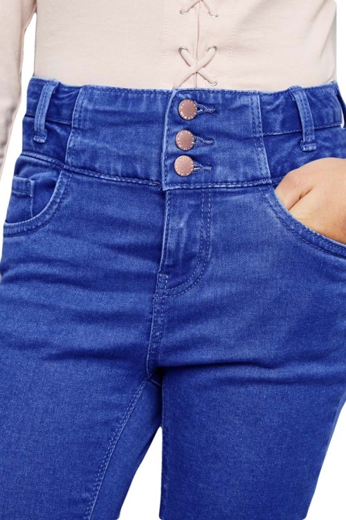 new-look-niebieksie-jeansowe-spodnie-dziewczece-na-3-guziki-modelka-zblizenie.jpg