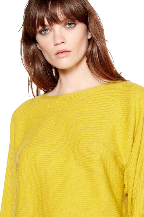 principles-debenhams-miodowy-prazkowany-asymetryczny-sweter-oversize-nietoperz-modelka-zblizenie.jpg