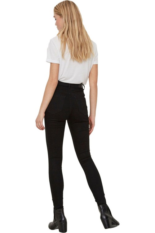 vero-moda-czarne-spodnie-jeansy-modelka-tyl.jpg