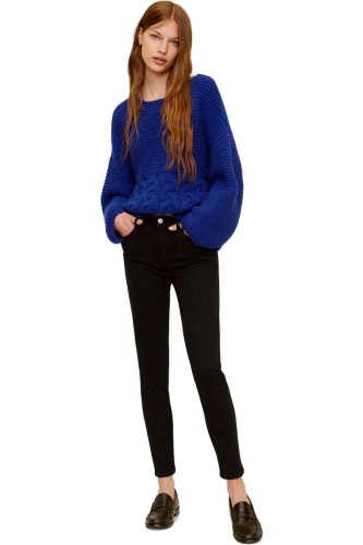 mango-czarne-jeansy-skinny-sclupt-modelka-przod.jpg