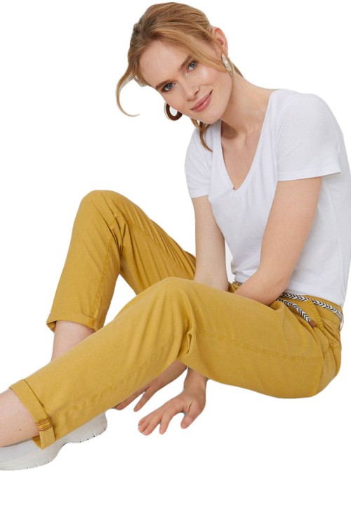 c&amp;a-spodnie-chinosy-musztardowe-modelka-siedzaca.jpg