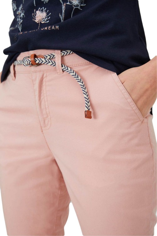 c&amp;a-spodnie-chinosy-pudrowy-roz-modelka-zblizenie.jpg