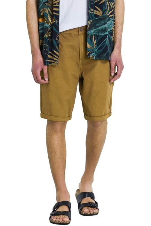 piazza-italia-meskie-spodenki-camel-slim-tapered-fit-model-przod.jpg