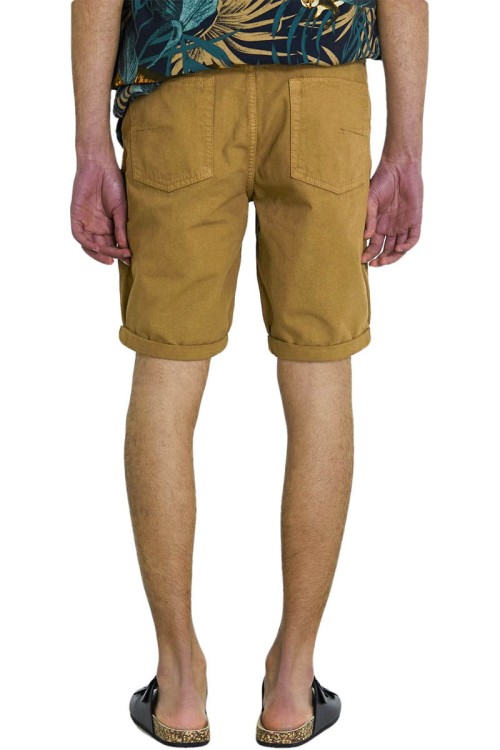 piazza-italia-meskie-spodenki-camel-slim-tapered-fit-model-tyl.jpg