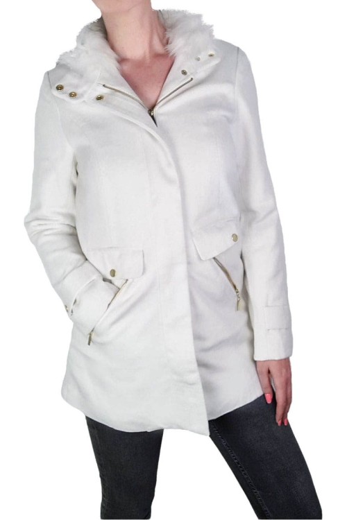 bpc-bonprix-bialy-plaszcz-na-zamek-futerko-modelka-przod2.jpg