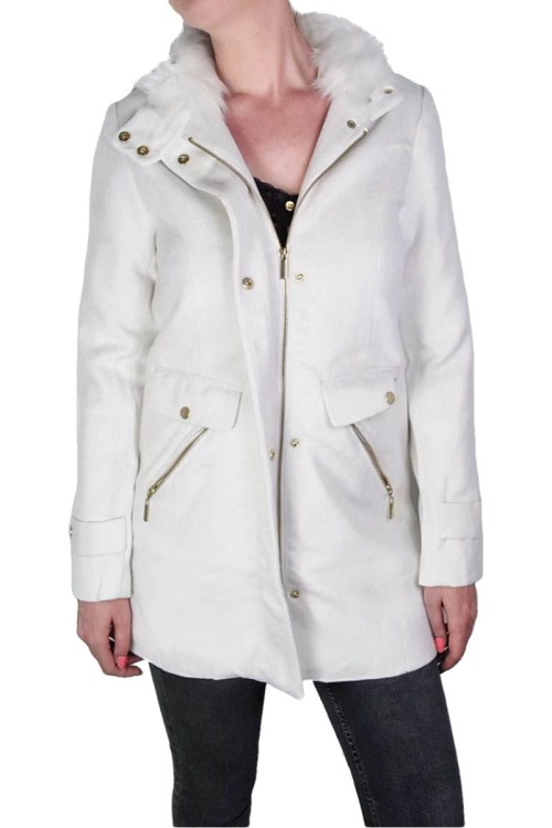 bpc-bonprix-bialy-plaszcz-na-zamek-futerko-modelka-przod3.jpg