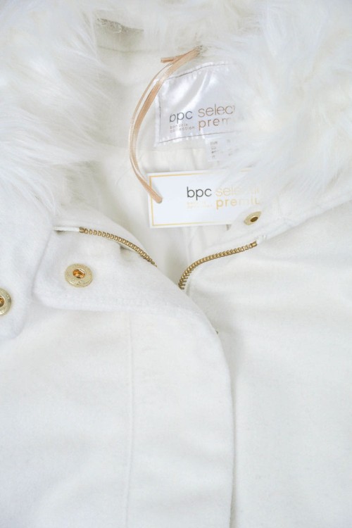 bpc-bonprix-bialy-plaszcz-z-futrem-welna-zblizenie.jpg