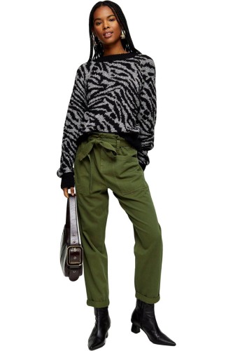 topshop-oliwkowe-spodnie-chino-paperbag-pasek-modelka-przod.jpg