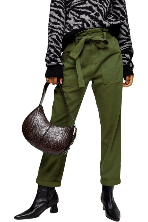 topshop-oliwkowe-spodnie-chino-paperbag-pasek-modelka-przod2.jpg