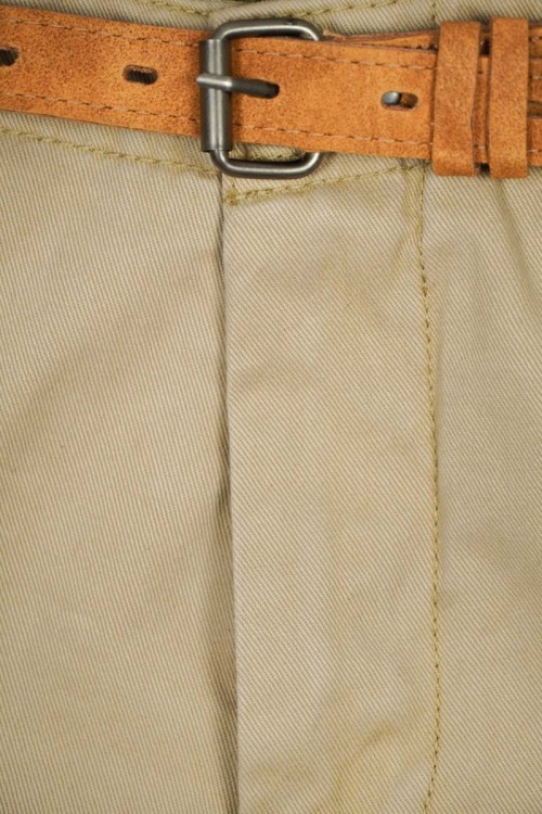 npo-bezowe-spodnie-chinosy-z-paskiem-zblizenie2.jpg