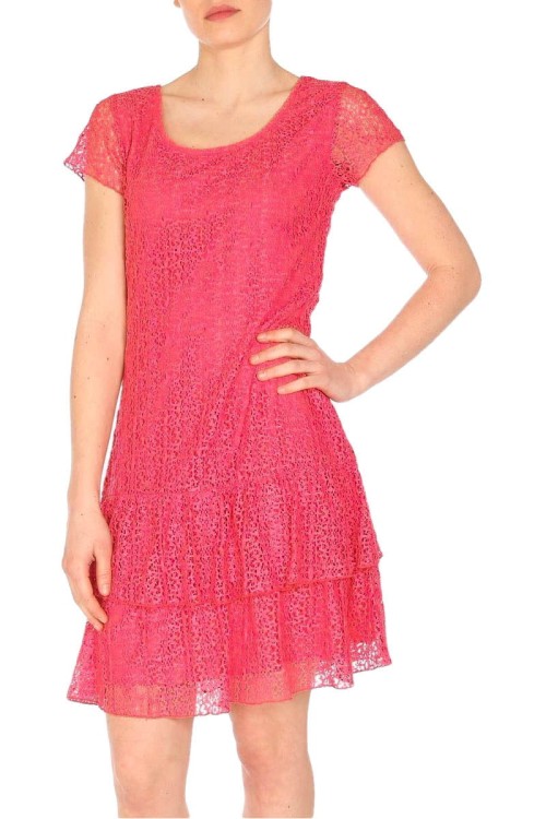 my-boutique-rozowa-koronkowa-sukienka-falbanki-modelka-przod.jpg