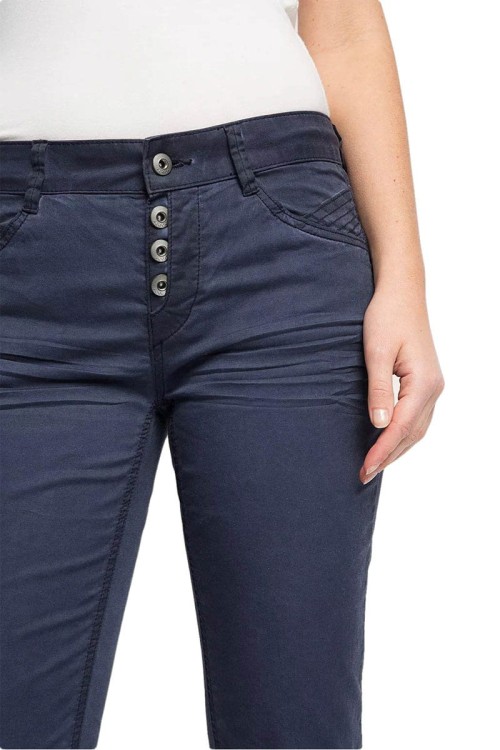 esprit-granatowe-spodnie-chinosy-modelka-zblizenie.jpg