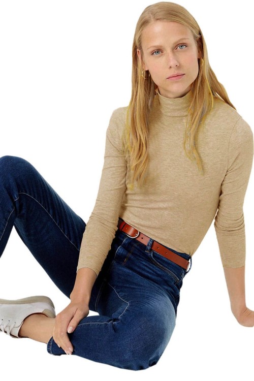 m&amp;s-bezowy-lekki-polgolf-modelka-siedzaca.jpg