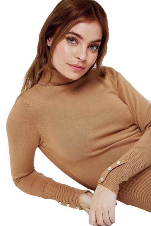 dorothy-perkins-karmelowy-sweter-golf-perelki-na-rekawach-modelka-zblizenie.jpg