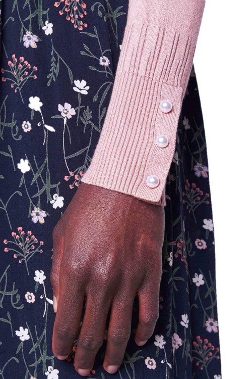 dorothy-perkins-pudrowy-roz-sweter-golf-perelki-na-rekawach-modelka-zblizenie2.jpg