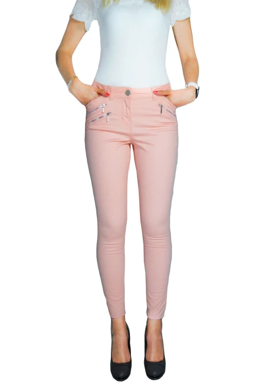 george-pudrowy-roz-spodnie-jeansy-z-zamkami-modelka-przod-2.webp