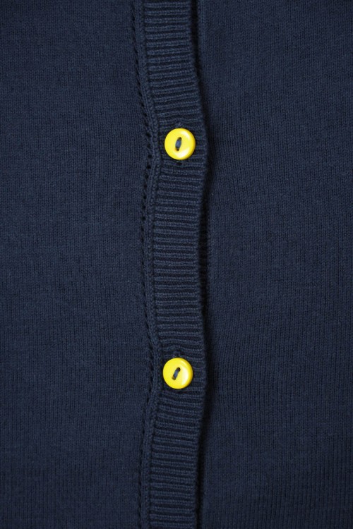 just-elegance-granatowy-sweter-kardigan-zolte-guziki-zblizenie.jpg