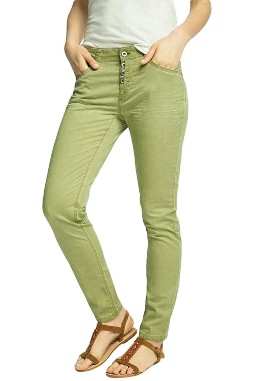 esprit-pistacjowe-spodnie-fashion-fit-4-guziki-modelka-przod.jpg