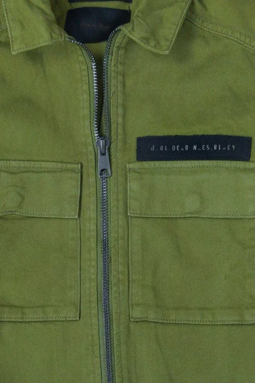 zara-ciemnozielona-meska-jeansowa-kurtka-zblizenie.webp