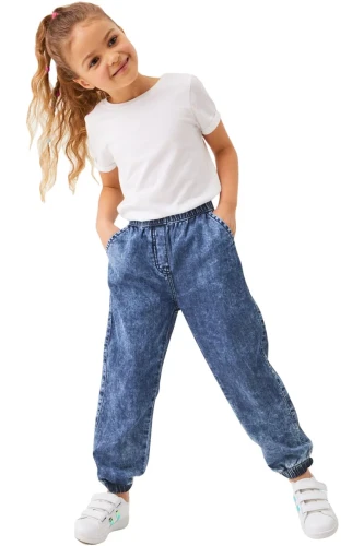 next-jeansowe-dziewczece-spodnie-joggery-modelka-przod.webp