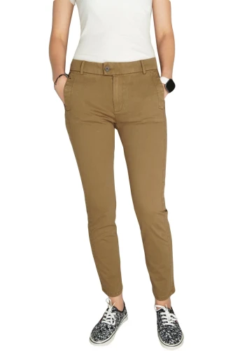 esprit-karmelowe-spodnie-chino-modelka-przod.webp
