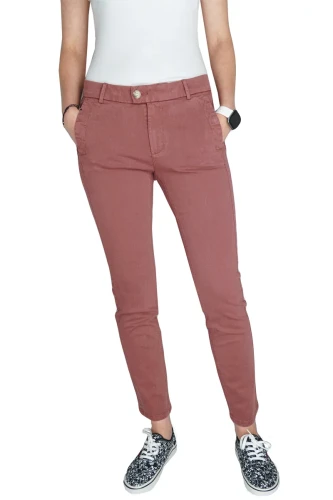 esprit-rozowe-spodnie-chino-modelka-przod.webp