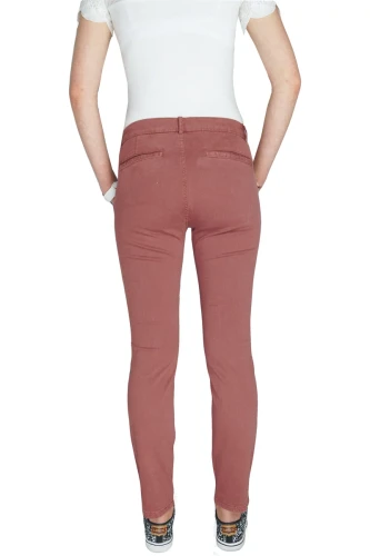 esprit-rozowe-spodnie-chino-modelka-tyl.webp