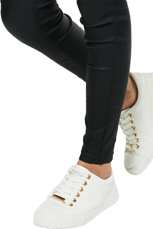 new-look-hallie-czarne-woskowane-dziewczece-jeansy-modelka-zblizenie2.webp