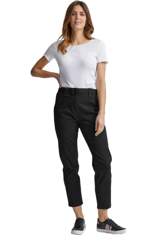 dorothy-perkins-czarne-spodnie-utility-denim-z-paskiem-modelka-przod.webp