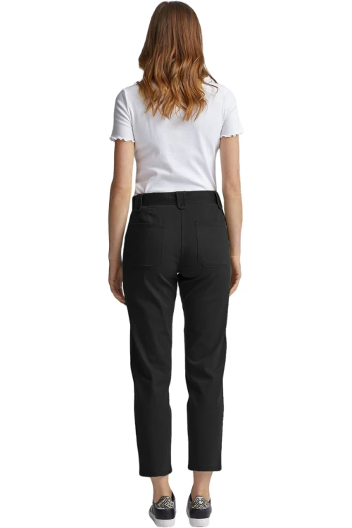 dorothy-perkins-czarne-spodnie-utility-denim-z-paskiem-modelka-tyl.webp