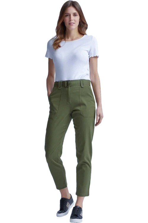 dorothy-perkins-oliwkowe-spodnie-utility-denim-z-paskiem-modelka-przod.webp
