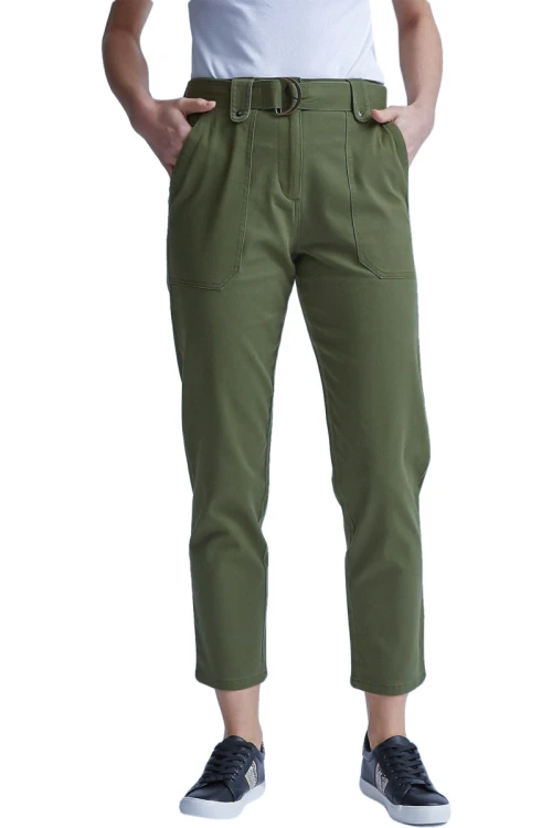 dorothy-perkins-oliwkowe-spodnie-utility-denim-z-paskiem-modelka-przod2.webp